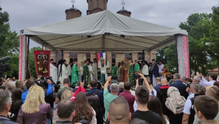 PATRIJARH SLUŽI LITURGIJU U porti manastira Gračanica okupilo se nekoliko hiljada ljudi (FOTO)