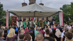 PATRIJARH SLUŽI LITURGIJU U porti manastira Gračanica okupilo se nekoliko hiljada ljudi (FOTO)