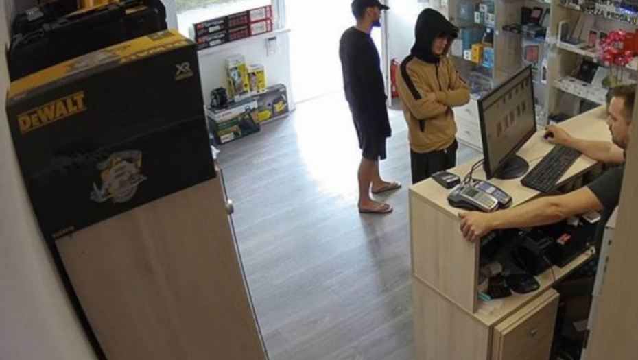 KO IH PREPOZNA DOBIJA NAGRADU: Nestali za 100 sekundi - toliko je bilo potrebno ovim momcima da "ojade" Željka (FOTO)