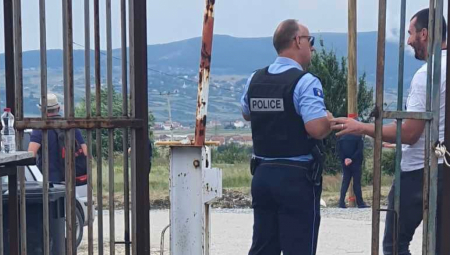 MALTRETIRANJE SRBA NA GAZIMESTANU: Pripadnici tzv. kosovske policije muškarcima podižu majice ne bi li videli da nema nekih nacionalnih simbola