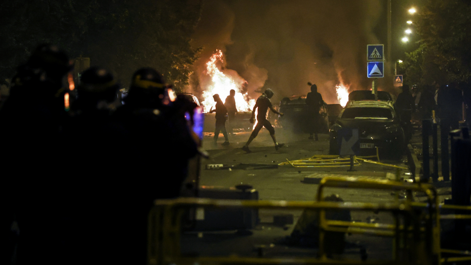 GORI FRANCUSKA Demonstranti napali skupštinu i policijsku stanicu, 150 uhapšeno (FOTO)