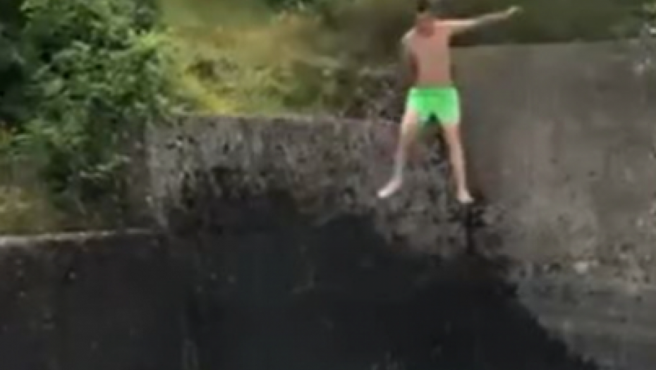 NAKON SKOKA USLEDILA JEZIVA SCENA Drugovi koji su ga bodrili da skoči počeli panično da ga dozivaju (VIDEO)