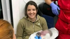 ANA IZ KRAGUJEVCA SE PORODILA U AUTOMOBILU Mali Andrej prožurio, umesto lekara, na svet ga donele dve zaove