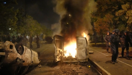 OGLASIO SE KONZULAT Tokom nereda u Marseju napadnut autobus sa kineksim turistima