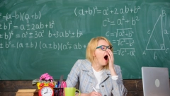 NIJE BILA NA POSLU 20 GODINA Otpuštena najgora učiteljica ikad, novinari je zvali a ona - na plaži!