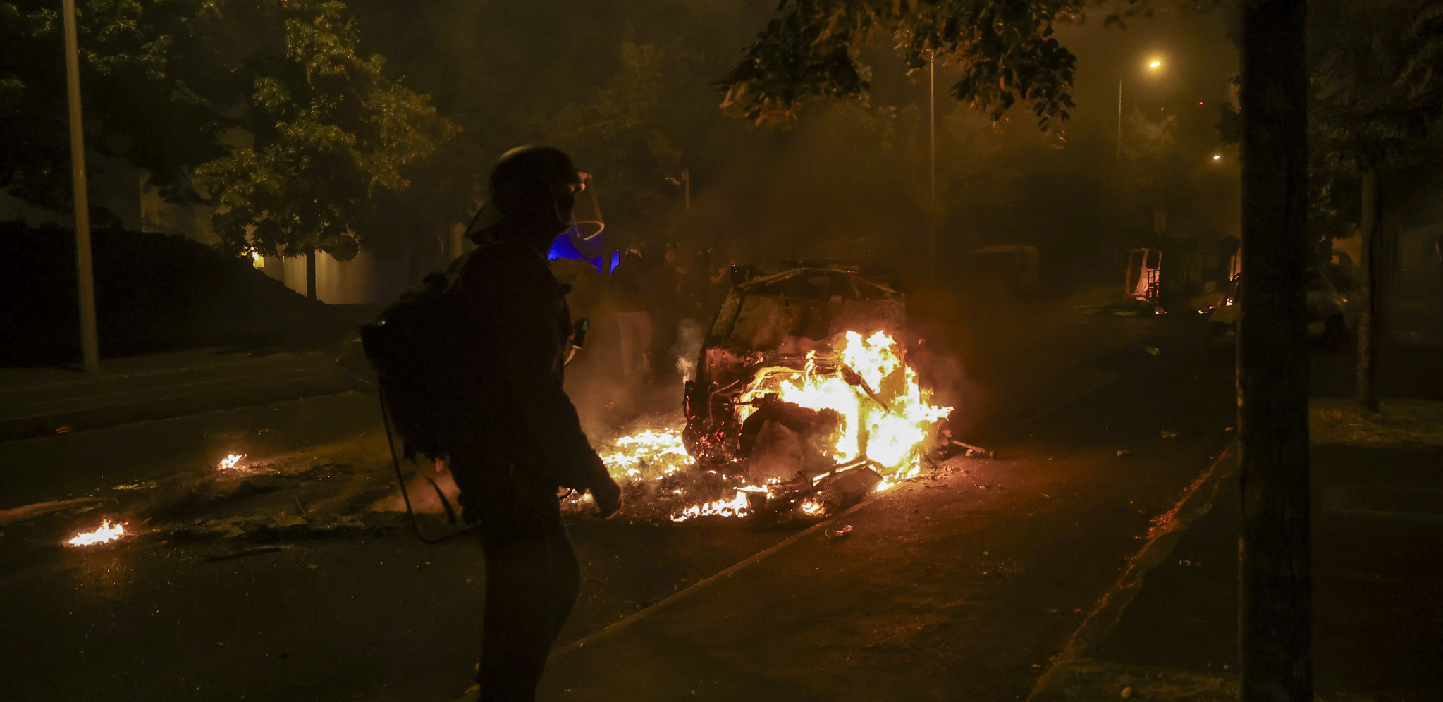 PUCAO IZ PUŠKE POLICAJCIMA U PREPONE I NOGE! "Pređena crvena linija" na protestima u Francuskoj!