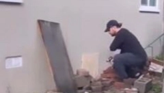 ČUO JE ZVUK IZ PODRUMA I MOMENTALNO REŠIO DA SRUŠI ZID Kada je video šta izlazi u sekundi je pobegao (VIDEO)