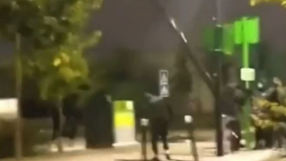 JEZIV SNIMAK IZ FRANCUSKE Demonstranti sekli banderu, usledio je udarac koji lomi kičmu! (VIDEO)
