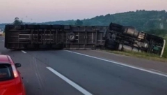 PREVRNUO SE KAMION KOD MALOG POŽAREVCA Velika gužva na autoputu (VIDEO)