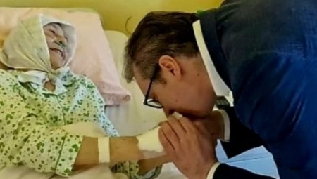 PREDSEDNIK VUČIĆ POSETIO IGUMANIJU PEĆKE PATRIJARŠIJE POSLE OPERACIJE Obećao sam joj da će država učiniti sve za naš narod na KiM (FOTO)