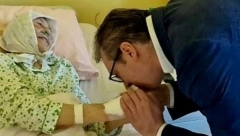 PREDSEDNIK VUČIĆ POSETIO IGUMANIJU PEĆKE PATRIJARŠIJE POSLE OPERACIJE Obećao sam joj da će država učiniti sve za naš narod na KiM (FOTO)