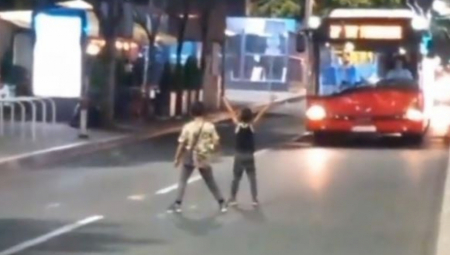 UŽASNA SCENA U BEOGRADU Deca imitiraju opozicionare, pokušali da blokiraju saobraćaj, nekon će da pogine!