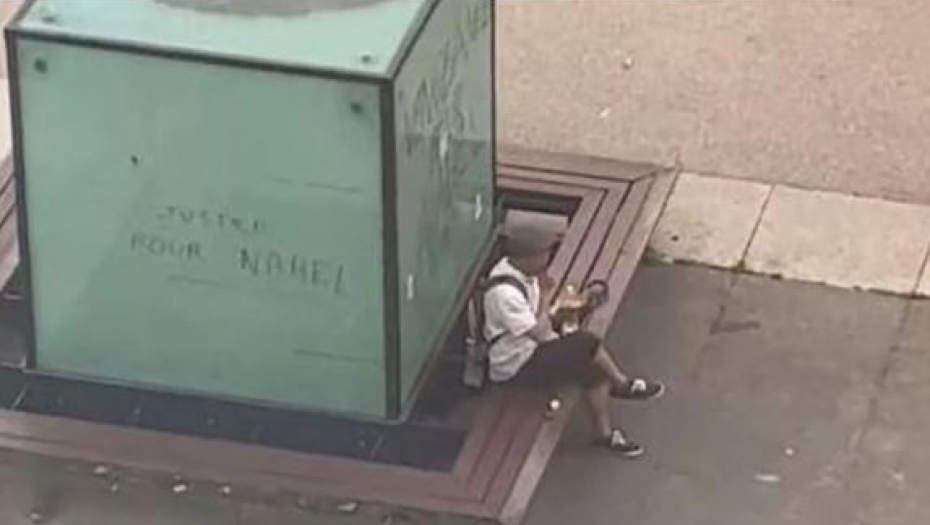 Neverovatan snimak iz Francuske: Usred haosa  mirno sedi i jede pecivo (VIDEO)