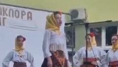 DEVOJČICA RASPLAKALA SVE PRISUTNE Ponosno je stajala i pevala "Junake sa Košara" i "Božure" (VIDEO)