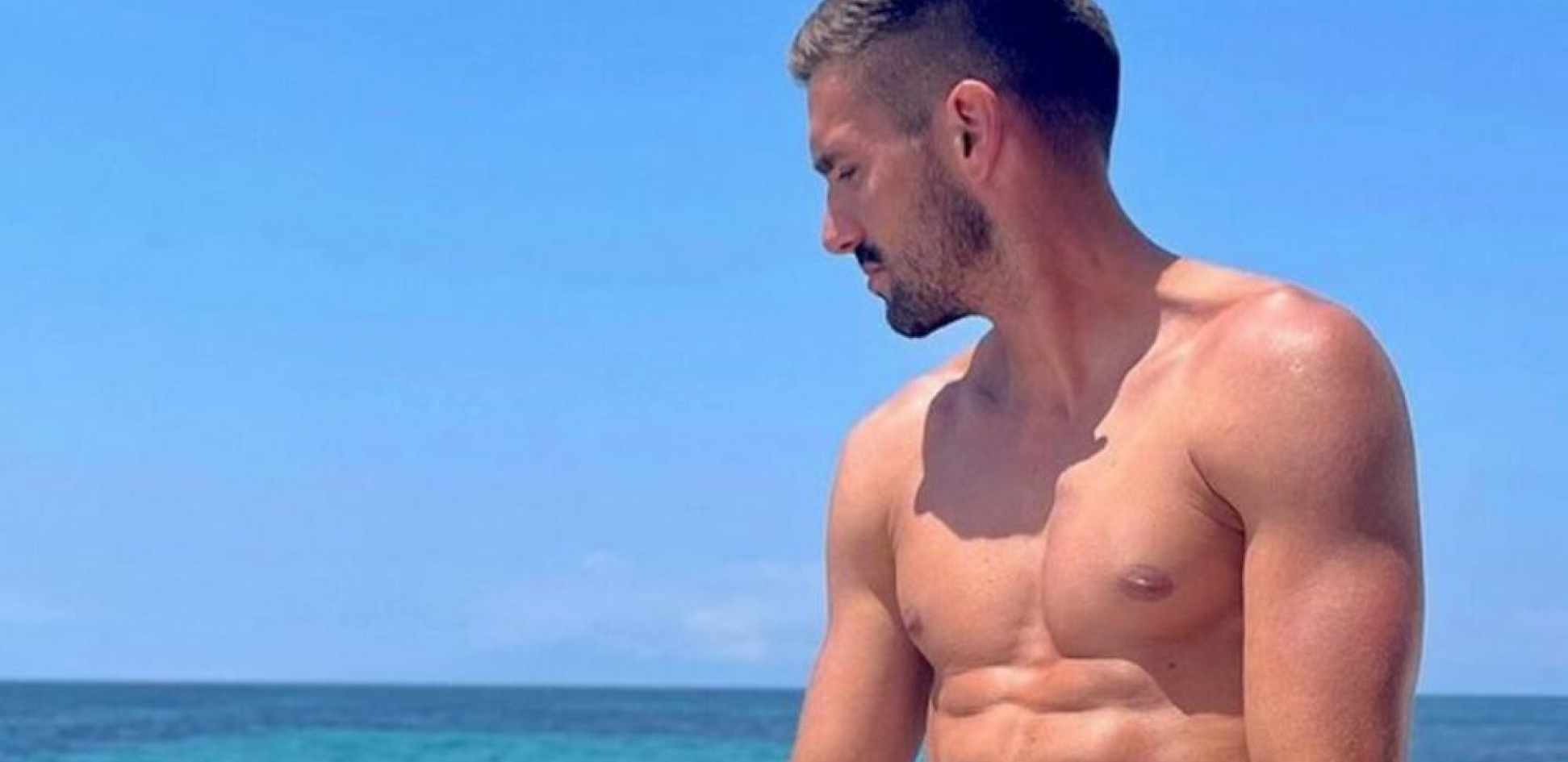 ŽENE PALE U TRANS Kapiten reprezentacije Srbije objavio fotografije bez majice: Sunce, more i grčki raj (FOTO)