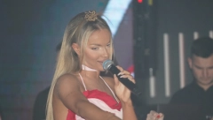 NOVI BLAM TEODORE DŽEHVEROVIĆ UGLEDAO SVETLOST DANA Pevačica se prosula na bini, prisutni zanemeli od šoka (VIDEO)