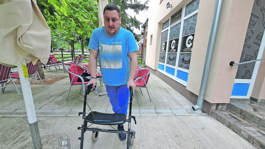GLEDAO SAM KAKO METAK PROLAZI DEVOJCI KROZ GLAVU Saša je preživeo masakr i ostao invalid, za Alo! otkriva kako se bori s tragičnom sudbinom