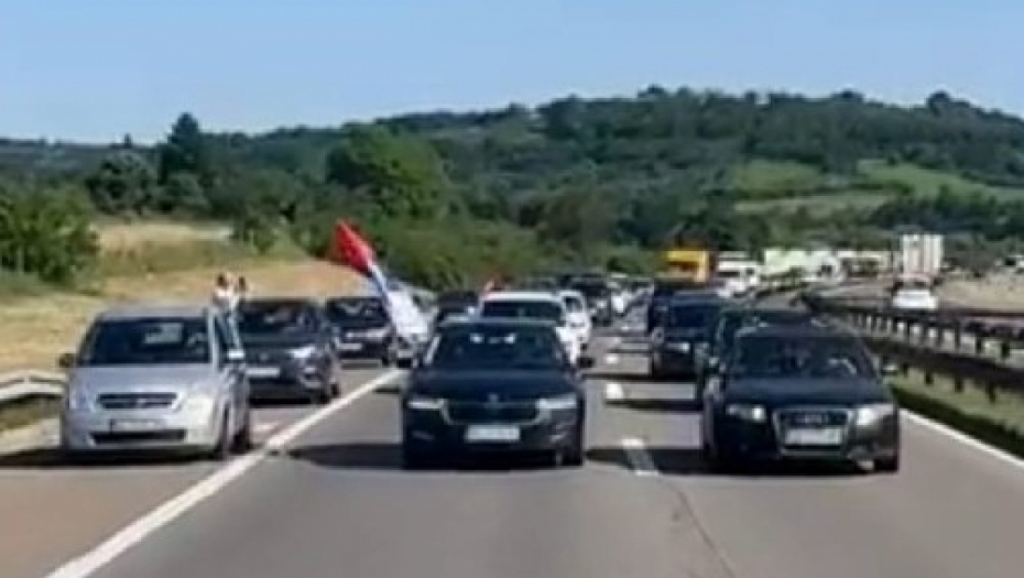 ĐUKANOVIĆ: Težak život demonstranata, jedva za "audi" da skupe (FOTO/VIDEO)