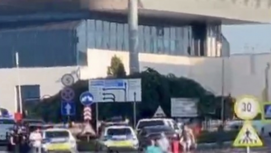PRVI SNIMCI SA LICA MESTA KRVAVOG INCIDENTA NA AERODROMU Talačka kriza u Moldaviji, putnici evakuisani, hitne službe na licu mesta (VIDEO)