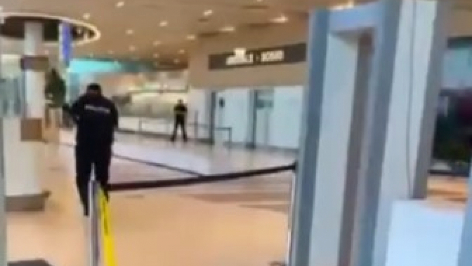 PRVI SNIMAK PUCNJAVE NA AERODROMU Odjekuju hici u holu, osoblje beži, policija napravila zasedu! (VIDEO)