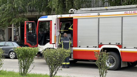 VATRENA STIHIJA PROGUTALA KAFIĆ I TERETNA VOZILA Požari u Beogradu i Novom Sadu: Građani u panici