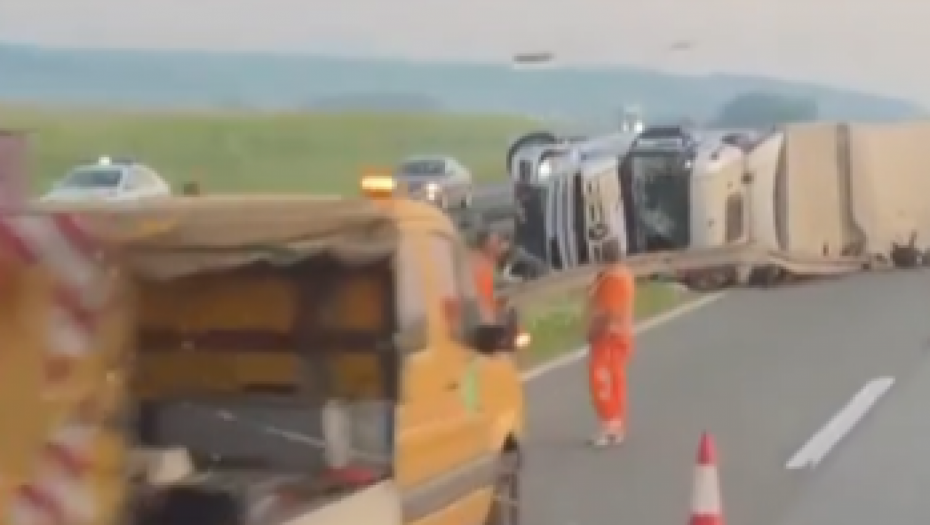 UŽASNA NESREĆA KOD POŽAREVCA Kamion prevrnut, ispod njega motocikl! Saobraćaj zaustavljen (VIDEO)