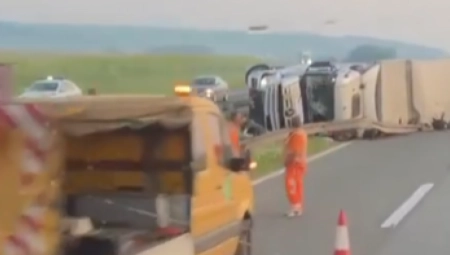 UŽASNA NESREĆA KOD POŽAREVCA Kamion prevrnut, ispod njega motocikl! Saobraćaj zaustavljen (VIDEO)
