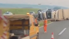 UŽASNA NESREĆA KOD POŽAREVCA Kamion prevrnut, ispod njega motocikl! Saobraćaj zaustavljen (VIDEO)