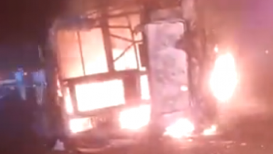 GORI AUTOBUS U INDIJI Najmanje 25 ljudi je poginulo (VIDEO)