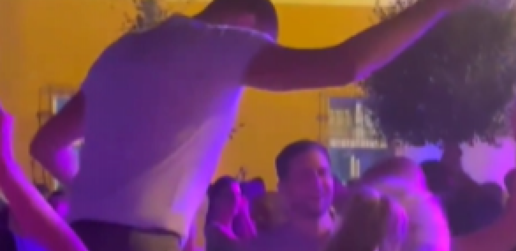 JOKIĆ U LUDOM PROVODU Nikola čuo čuveni hit, pa se popeo na stolicu i zapevao sa celom kafanom (VIDEO)