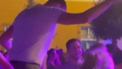 JOKIĆ U LUDOM PROVODU Nikola čuo čuveni hit, pa se popeo na stolicu i zapevao sa celom kafanom (VIDEO)