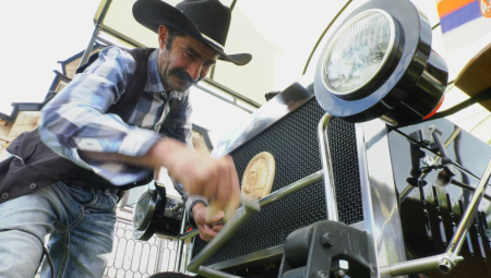 SRPSKA POSLA Radoslav ručno napravio automobil: Dve i po godine slagao svaki delić i to sve na osnovu slika i opisa