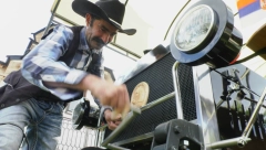 SRPSKA POSLA Radoslav ručno napravio automobil: Dve i po godine slagao svaki delić i to sve na osnovu slika i opisa