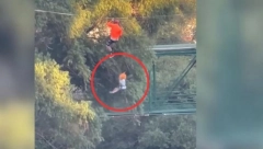 DRAMA U ZABAVNOM PARKU Dečaku pukao sigurnosni pojas, survao se u provaliju pred roditeljima (VIDEO)