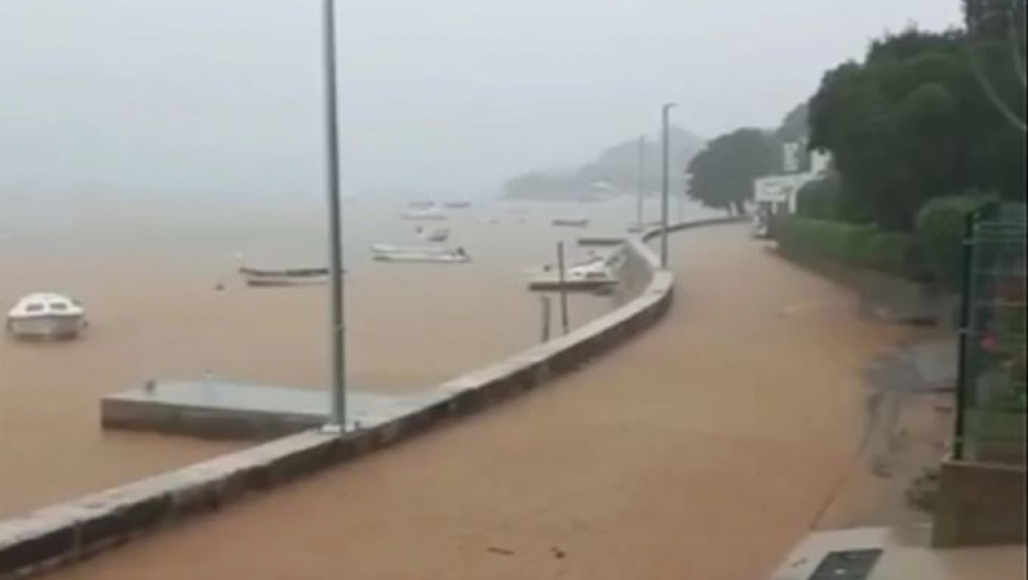 CRNA GORA POD VODOM Žestoko nevreme napravilo haos u Boki, bujice na ulicama, prokišnjava aerodrom, nema struje (VIDEO)