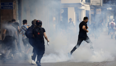 ELITNE JEDINICE NA ULICAMA, LETE HELIKOPTERI ŽANDARMERIJE Nastavlja se haos u Francuskoj, demonstranti uglavnom maloletni (FOTO/VIDEO)
