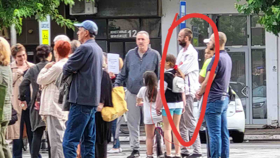 RODITELJI GA PRIJAVILI DA JE BIO SA MALOLETNICOM Na protestu opozicije u Jagodini i dobro poznati nasilnik!