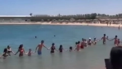 SRBOVANJE NA MAKS U POPULARNOM LETOVALIŠTU Naši opleli užičko kolce u toplom Mediteranu, a onda su pale kritike (VIDEO)