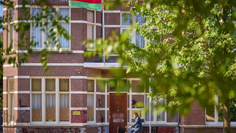 NAPADNUTA AMBASADA U HAGU Uhapšen jedan osumnjičeni (FOTO)
