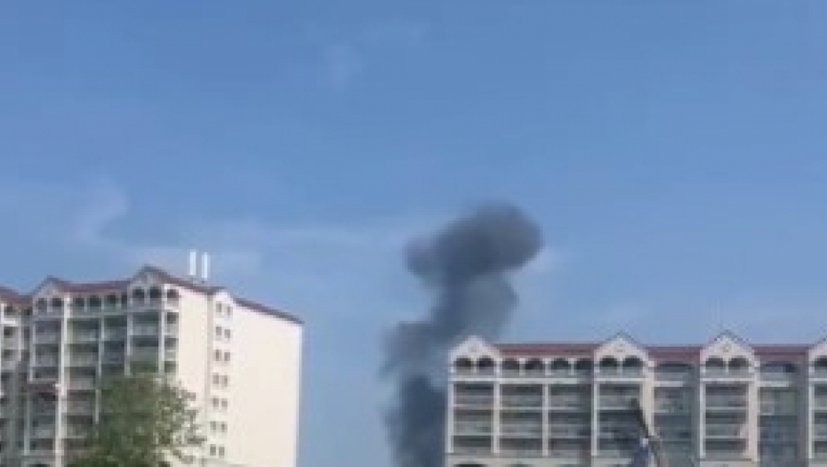 SRUŠIO SE AVION, IMA MRTVIH Stravični snimci sa mesta nesreće, crn dim prekrio nebo (FOTO/VIDEO)