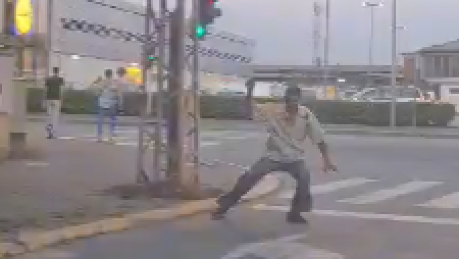 NEĆE VALJDA OVO POKUŠATI? Pijani Šapčanin u nemogućoj misiji - preći ulicu! (VIDEO)