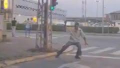 NEĆE VALJDA OVO POKUŠATI? Pijani Šapčanin u nemogućoj misiji - preći ulicu! (VIDEO)