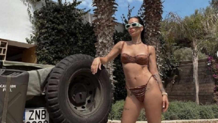 POZNATE DAME SE SKINULE, PA POKAZALE KAKO PROVODE LETNJE DANE! Nikolija istakla trbušnjake, a Dara obline! (FOTO)