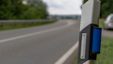 ZAŠTO NEMCI NA STUBIĆE PORED PUTA STAVLJAJU PLAVE MAČIJE OČI? Evo zašto je kod njih toliko bitna boja