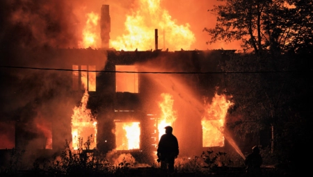 PORODIČNA TRAGEDIJA KOJA UZDRMALA CELU ENGLESKU U stravičnom požaru poginuli majka i dvoje dece