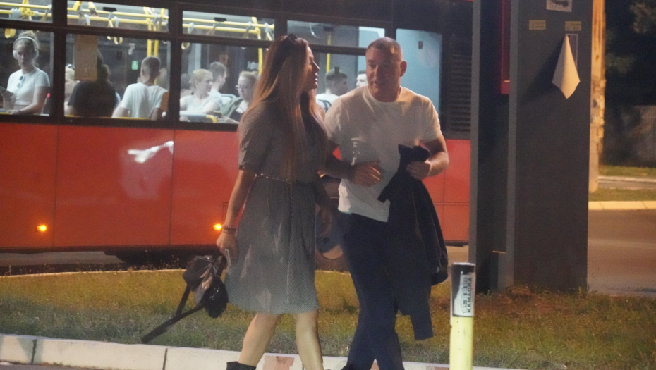 ANA ĆURČIĆ OKRUŽENA PRIVATNIM OBEZBEĐENJEM STIGLA ISPRED PINKA Umalo pao i poljubac sa Acom Bulićem, a onda istakla da on nema ženu (FOTO)