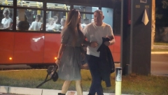 ANA ĆURČIĆ OKRUŽENA PRIVATNIM OBEZBEĐENJEM STIGLA ISPRED PINKA Umalo pao i poljubac sa Acom Bulićem, a onda istakla da on nema ženu (FOTO)