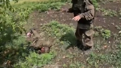 "SMRT JE BOLJA OD SRAMOTE" Jeziv snimak sa bahmutskog fronta, leži nepomično na bombi i čeka da mu neprijatelji priđu