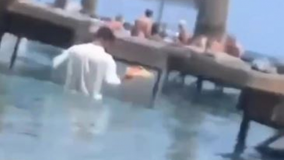 "SRAMOTA, NIJE SMEŠNO!" Snimak konobara u Grčkoj razbesneo turiste: Šta sve moraju da rade za novac (VIDEO)