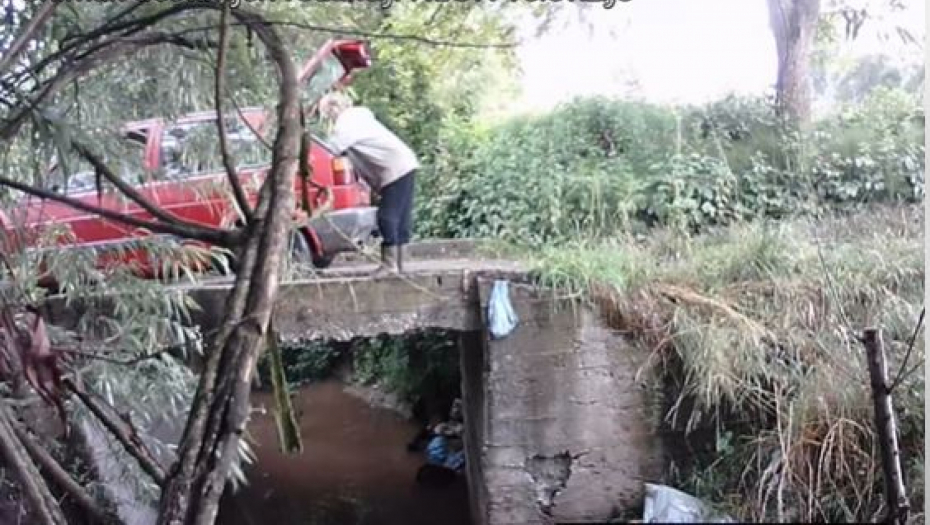 Žena bacila 20 vreća otpada u reku: Smeće vadila iz gepeka, oglasila se inspekcija (VIDEO)